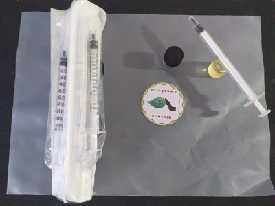 1 Produtos para ressecamento vacinal (Hidra-una); 2 1 Produtos para ressecamento vacinal (Hidra-una); 2 hidratantes íntimo (Hidra-juba e Hidra-juba); 1 produto para dor e inflamação íntimos (Beta Verde): mioma, endometriose e próstata. Suporte de apoio: 1 seringa de 1ml sem agulha e 1 cumbuca dosadora 1ml. Portanto, o Total de 4substâncias natural 5 ml + 2 objetos de M.Zônica